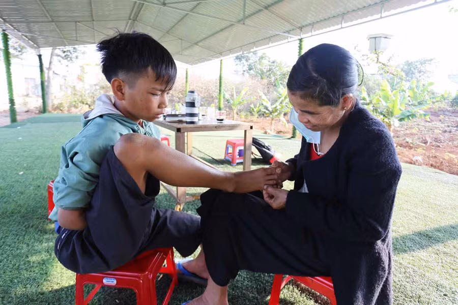 Bà Khước đã quyết tâm nuôi nấng cậu con trai dù trải qua bao vất vả. Ảnh: Lê Văn Ngọc