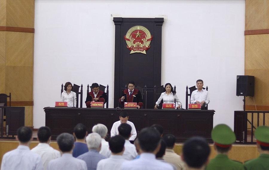 Các bị cáo trong vụ án thất thoát hơn 961 tỉ đồng tại GPBank nghe toà tuyên án. Ảnh; V.Dũng.