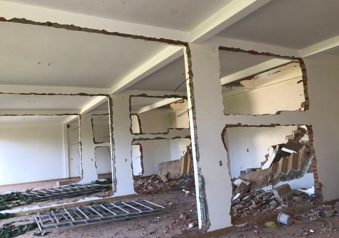  Tháo dỡ phần xây dựng sai thiết kế tại khối nhà dịch vụ 10.2 - ẢNH: LÂM VIÊN