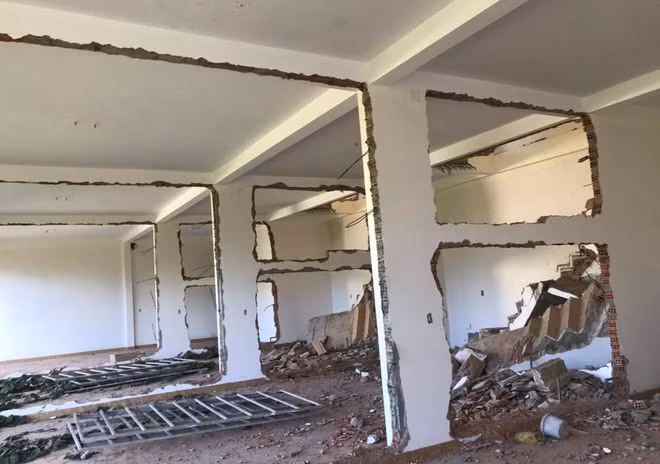  Tháo dỡ phần xây dựng sai thiết kế tại khối nhà dịch vụ 10.2 - ẢNH: LÂM VIÊN