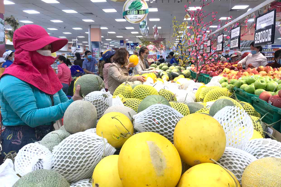 Doanh số bán hàng online của nhiều siêu thị tăng đáng kể, nhất là trong thời điểm dịch Covid-19 diễn biến phức tạp. Ảnh: Vũ Thảo Doanh số bán hàng online của nhiều siêu thị tăng đáng kể, nhất là trong thời điểm dịch Covid-19 diễn biến phức tạp. Ảnh: Vũ Thảo