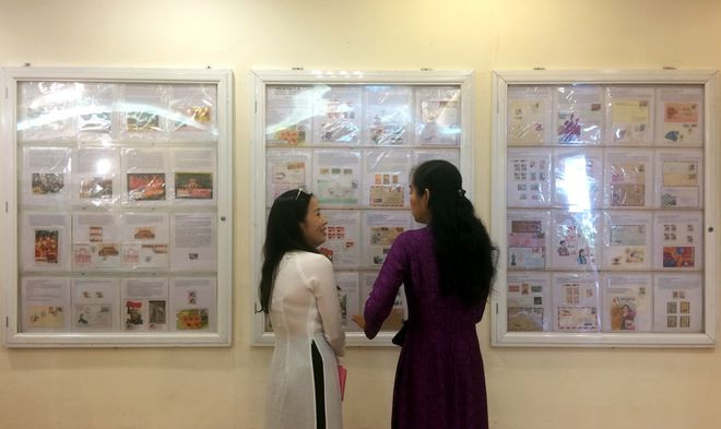 Triển lãm về tem, bưu ảnh đang diễn ra tại Nhà văn hóa Phụ nữ TP.HCM tôn vinh vẻ đẹp, sự cống hiến của phụ nữ Việt Nam suốt chiều dài lịch sử. ẢNH: THẾ SANG