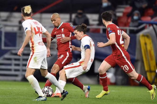 Leipzig (áo trắng) đã không thể làm nên cuộc ngược dòng - ẢNH: AFP