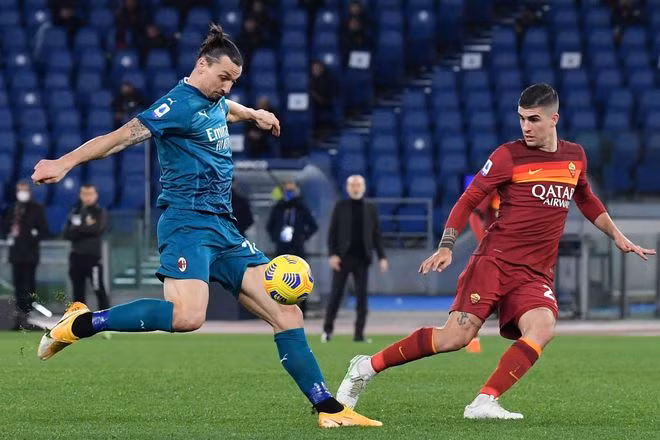  Ibrahimovic (trái) vẫn là chân sút chủ lực của AC Milan dù đã ở tuổi 39 - ẢNH: AFP