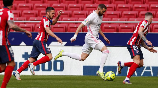 Karim Benzema (giữa) ghi bàn phút chót giúp Real Madrid giật lại 1 điềm trước Atletico Madrid - ẢNH: AFP