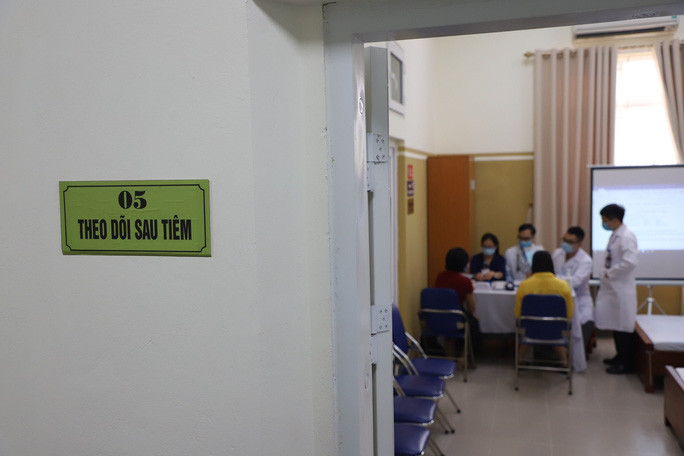 Người tiêm được tư vấn và theo dõi sau tiêm vắc-xin Covid-19 Covivac