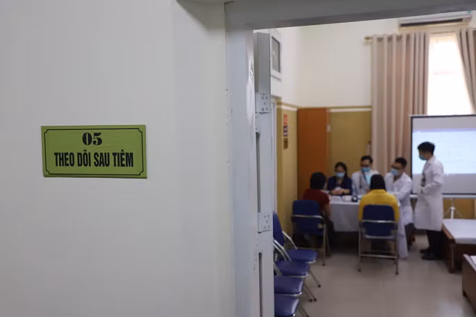 Người tiêm được tư vấn và theo dõi sau tiêm vắc-xin Covid-19 Covivac