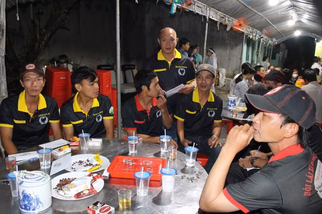  Đông đảo người chạy ba gác đến viếng Đỗ Cường 