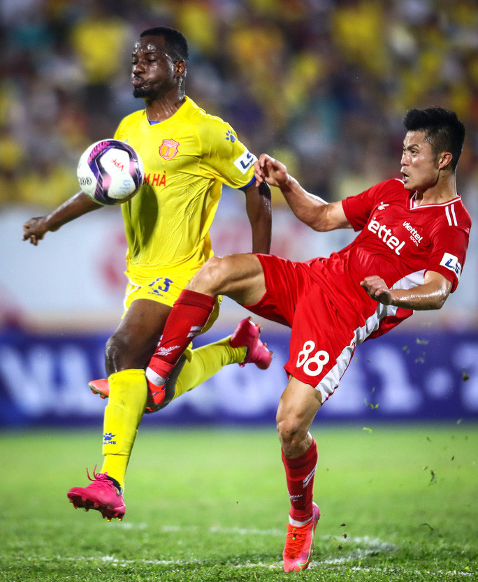 Tình huống Duy Thường có pha cản phá đường tấn công của ngoại binh Konan Oussou bên phía CLB Nam Định