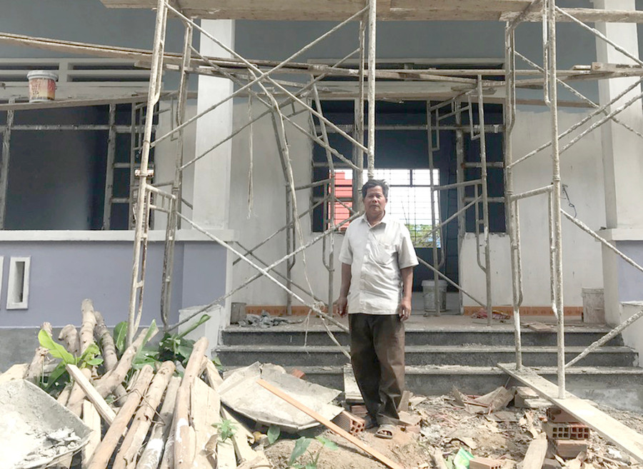 Ông Ksor A Ngim đã hiến 234 m2 đất để xây dựng nhà sinh hoạt cộng đồng làng Kte Lớn B. Ảnh: R'Ô Hok