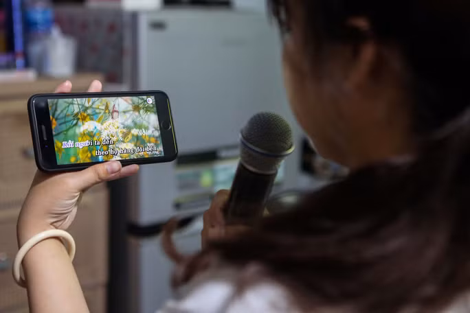 Nhiều bạn đọc cho rằng không cấm hát karaoke nhưng cấm gây tiếng ồn. (Ảnh chỉ có tính minh họa). Ảnh: HOÀNG TRIỀU