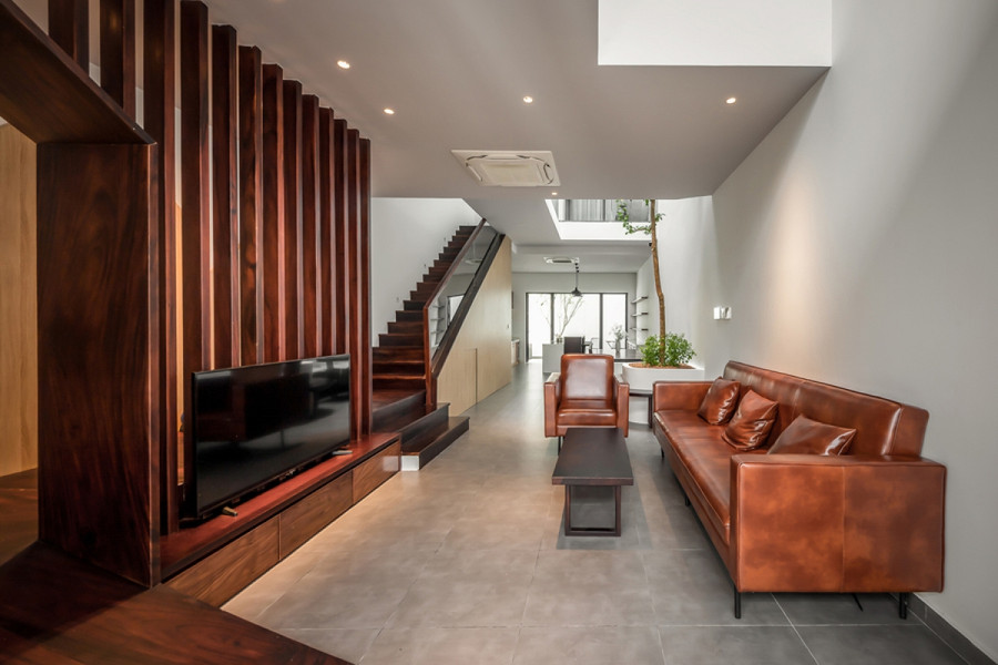 Công trình có quy mô 4 tầng được thiết kế cho gia đình 3 thế hệ. Theo đó, tầng 1 là nơi để xe, phòng khách và phòng bếp ăn. Để tăng cường sự kết nối các thành viên trong gia đình, ngôi nhà được thiết kế với quan điểm riêng tư cho cá nhân nhưng mở rộng, liên thông các không gian chung trong nhà. Công trình có quy mô 4 tầng được thiết kế cho gia đình 3 thế hệ. Theo đó, tầng 1 là nơi để xe, phòng khách và phòng bếp ăn. Để tăng cường sự kết nối các thành viên trong gia đình, ngôi nhà được thiết kế với quan điểm riêng tư cho cá nhân nhưng mở rộng, liên thông các không gian chung trong nhà.