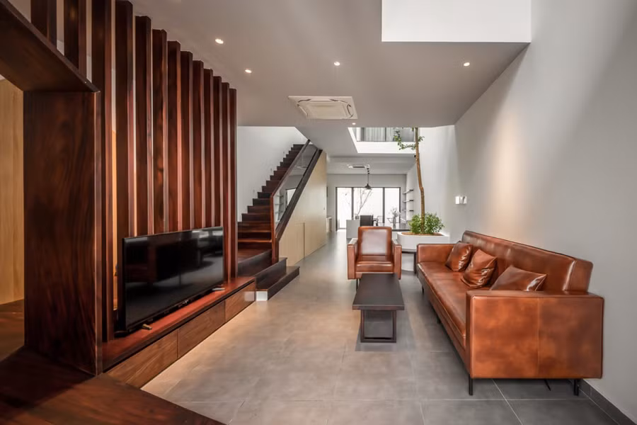 Công trình có quy mô 4 tầng được thiết kế cho gia đình 3 thế hệ. Theo đó, tầng 1 là nơi để xe, phòng khách và phòng bếp ăn. Để tăng cường sự kết nối các thành viên trong gia đình, ngôi nhà được thiết kế với quan điểm riêng tư cho cá nhân nhưng mở rộng, liên thông các không gian chung trong nhà.