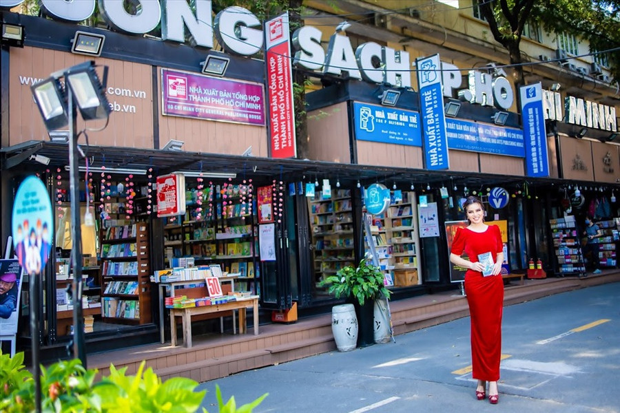  Địa điểm khiến cô thích thú đó là đường sách. Cô ấn tượng với sự trang nhã và cách bài trí gọn gàng ở đây.