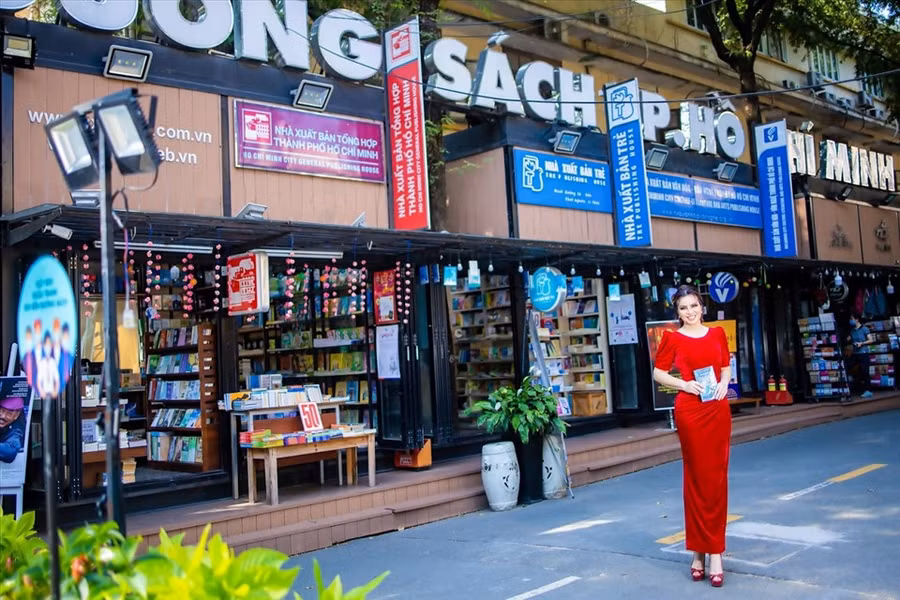  Địa điểm khiến cô thích thú đó là đường sách. Cô ấn tượng với sự trang nhã và cách bài trí gọn gàng ở đây.