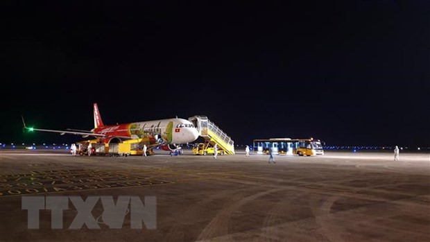 Máy bay chở hành khách Việt Nam xuất phát từ Nhật Bản hạ cánh xuống sân bay quốc tế Vân Đồn. (Ảnh: TTXVN phát) Máy bay chở hành khách Việt Nam xuất phát từ Nhật Bản hạ cánh xuống sân bay quốc tế Vân Đồn. (Ảnh: TTXVN phát)