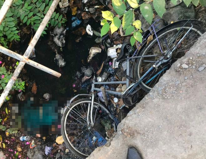 Thi thể người đàn ông được phát hiện dưới kênh trên đường Nguyễn Xí ẢNH: T.K