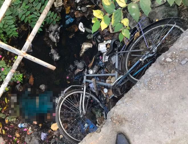 Thi thể người đàn ông được phát hiện dưới kênh trên đường Nguyễn Xí ẢNH: T.K