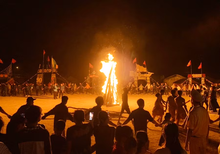 Trong ánh lửa bập bùng đêm lửa trại, các trại sinh nắm tay nhau, hát vang các ca khúc hào hùng của Đoàn. Ảnh: Vũ Chi