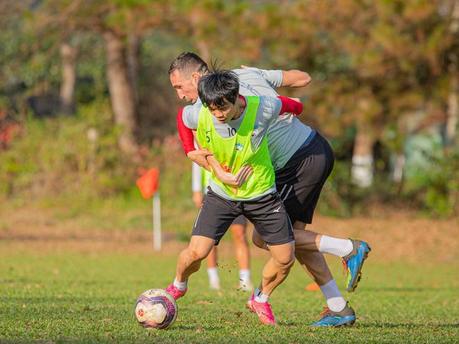 Công Phượng tranh chấp bóng cùng trung vệ Damir Memovic trong một buổi tập - ẢNH: CLB HAGL