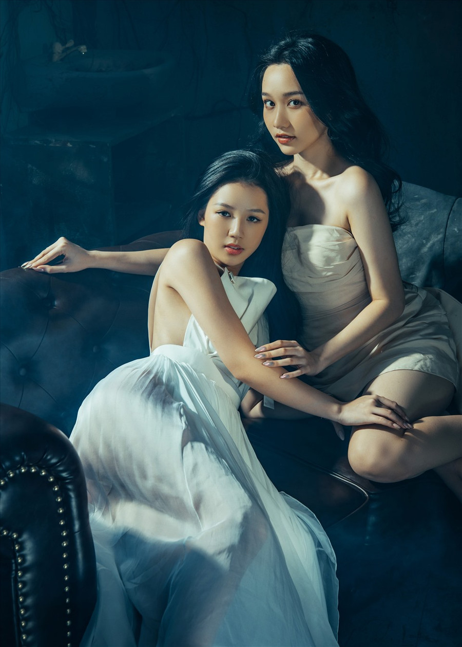 Amee và Trúc Anh tạo dáng 