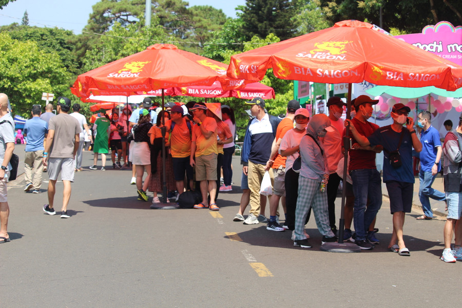 Ban tổ chức đã bố trí nhiều dù che nắng cho VĐV trong lúc xếp hàng nhận race kid-ảnh T.D