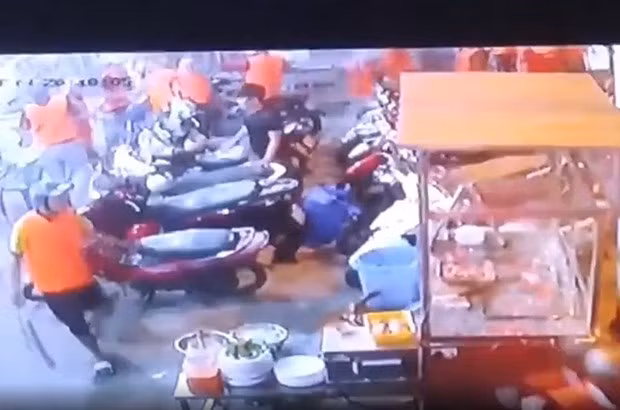 Các đối tượng trong băng nhóm áo cam đập phá quán nhậu. (Ảnh: Laodong)