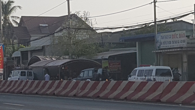 Phía ngoài hiện trường vụ án mạng. Phía ngoài hiện trường vụ án mạng.