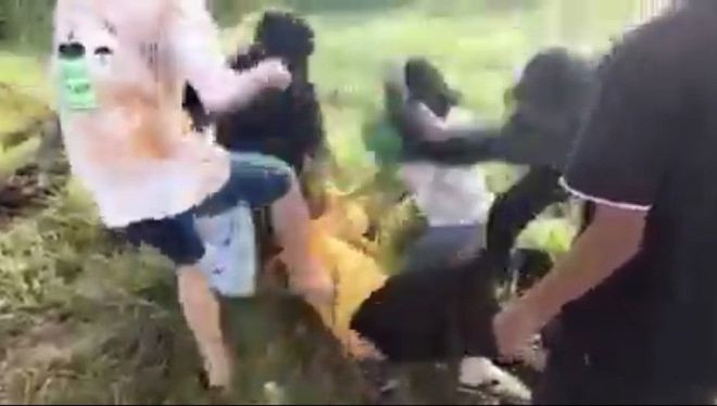 Nạn nhân bị nhiều người hành hung dã man ẢNH: CHỤP MÀN HÌNH