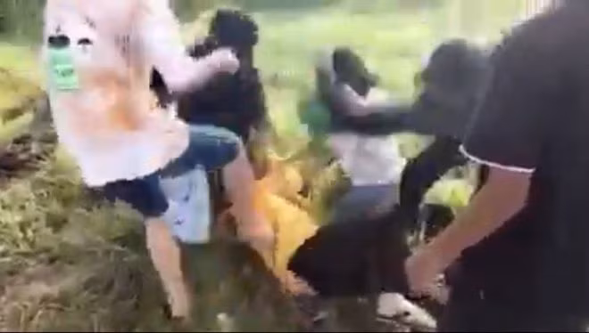 Nạn nhân bị nhiều người hành hung dã man ẢNH: CHỤP MÀN HÌNH