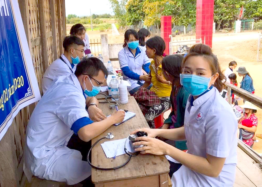 Câu lạc bộ Thầy thuốc trẻ thị xã An Khê khám bệnh cho người dân làng Pơ Nang (xã Tú An). Ảnh: Ngọc Minh