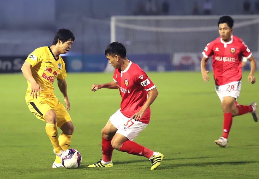 Công Phượng (bìa trái) đã có 4 trận liên tiếp không ghi bàn. Ảnh: Văn Ngọc