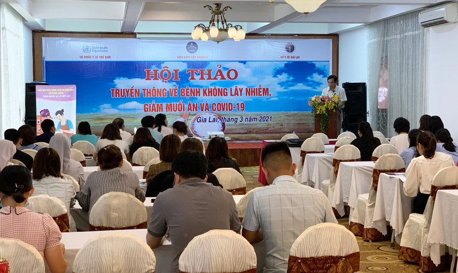 Hội thảo truyền thông về bệnh không lây nhiễm, giảm ăn muối và Covid-19 (GLO)- Chiều 19-3, tại Khách sạn Tre Xanh (TP. Pleiku, tỉnh Gia Lai), Viện Vệ sinh dịch tễ Tây Nguyên phối hợp với Tổ chức Y tế Thế giới và Sở Y tế tỉnh Gia Lai tổ chức Hội thảo truyền thông về bệnh không lây nhiễm, giảm ăn muối và Covid-19. Dự hội thảo có tiến sĩ Ngô Thị Hải Vân-Phó Trưởng khoa Sức khỏe nghề nghiệp, bệnh không lây nhiễm (Viện Vệ sinh dịch tễ Tây Nguyên); ông Nguyễn Văn Đang-Chi cục trưởng Chi cục An toàn Vệ sinh Thực phẩm tỉnh Gia Lai cùng đại diện Trung tâm Kiểm soát bệnh tật tỉnh và gần 100 đại biểu đại diện các trường học có tổ chức bán trú, nhà hàng, khách sạn, các đơn vị doanh nghiệp có tổ chức bếp ăn tập thể. Phát biểu khai mạc tại hội thảo, ông Nguyễn Văn Đang-Chi cục trưởng Chi cục An toàn Vệ sinh Thực phẩm tỉnh Gia Lai nhấn mạnh: Muối là một loại gia vị quen thuộc trong mỗi gia đình và có vai trò quan trọng đối với sức khỏe, tuy nhiên việc ăn quá nhiều muối sẽ gây nhiều tác hại đối với sức khỏe. Việc giảm muối sẽ giúp phòng-chống tăng huyết áp, đột quỵ và các bệnh không lây nhiễm. Trong đó, bệnh không lây nhiễm gồm một số bệnh chủ yếu như tim mạch, đái tháo đường, ung thư, rối loại tâm thần…Đây là bệnh không lây truyền từ người này sang người khác, mạn tính, phát triển và tiến triển chậm, hầu như không chữa khỏi. Bệnh không lây nhiễm đang ngày càng gia tăng và là gánh nặng cho gia đình, xã hội, gây tổn thất lớn tới sức khỏe và kinh tế. Trong bối cảnh hiện nay, khi đại dịch Covid-19 diễn ra, những bệnh nhân có bệnh nền như tăng huyết áp, đái tháo dường, tim mạch…nếu mắc Covid-19 thì nguy cơ tử vong rất cao. Vì vậy cần có sự phối hợp liên ngành trong công tác phòng-chống bệnh không lây nhiễm. Ngoài ra, mọi người dân cần thực hiện khuyến nghị của Tổ chức Y tế Thế giới về giảm tiêu thụ muối xuống dưới 5 gram/ngày sẽ cứu sống 2,5 triệu người mỗi năm trên toàn cầu và giảm các bệnh không lây nhiễm. Tại hội thảo, tiến sĩ Ngô Thị Hải Vân-Phó Trưởng khoa Sức khỏe nghề nghiệp, bệnh không lây nhiễm (Viện Vệ sinh dịch tễ Tây Nguyên) đã trình bày chuyên đề: Giới thiệu về gánh nặng của bệnh không lây nhiễm, giải pháp phòng-chống và trách nhiệm các bên liên quan. Các đại biểu cũng được hướng dẫn, lời khuyên về thực hành giảm muối trong lựa chọn thực phẩm, chế biến và nấu ăn tại gia đình; phòng-chống bệnh không lây nhiễm trong đại dịch Covid-19. Hội thảo cũng dành nhiều thời gian chia sẻ, thảo luận về việc thực hành giảm muối trong các bữa ăn hàng ngày; vấn đề phòng-chống bệnh không lây nhiễm trong tình hình hiện nay; những khó khăn, thách thức trong việc triển khai và kinh nghiệm để đạt hiệu quả trong triển khai các hoạt động phòng-chống bệnh không lây nhiễm tại tỉnh Gia Lai. NHƯ NGUYỆN Ông Nguyễn Văn Đang-Chi cục trưởng Chi cục An toàn Vệ sinh Thực phẩm tỉnh Gia Lai phát biểu khai mạc hội thảo. Ảnh: Như Nguyện Tiến sĩ Ngô Thị Hải Vân-Phó Trưởng khoa Sức khỏe nghề nghiệp, bệnh không lây nhiễm (Viện Vệ sinh dịch tễ Tây Nguyên) trình bày chuyên đề tại hội thảo. Ảnh: Như Nguyện