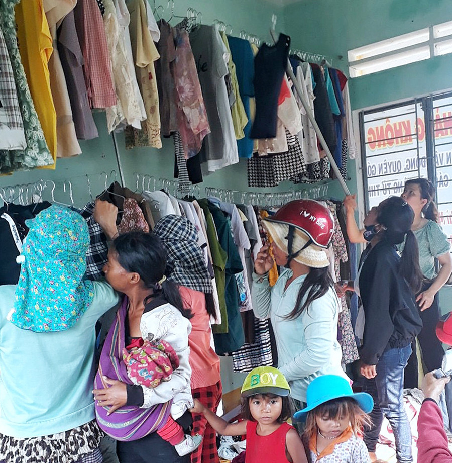 Gian hàng 0 đồng góp phần hỗ trợ nhiều hội viên phụ nữ nghèo. Ảnh: Minh Châu