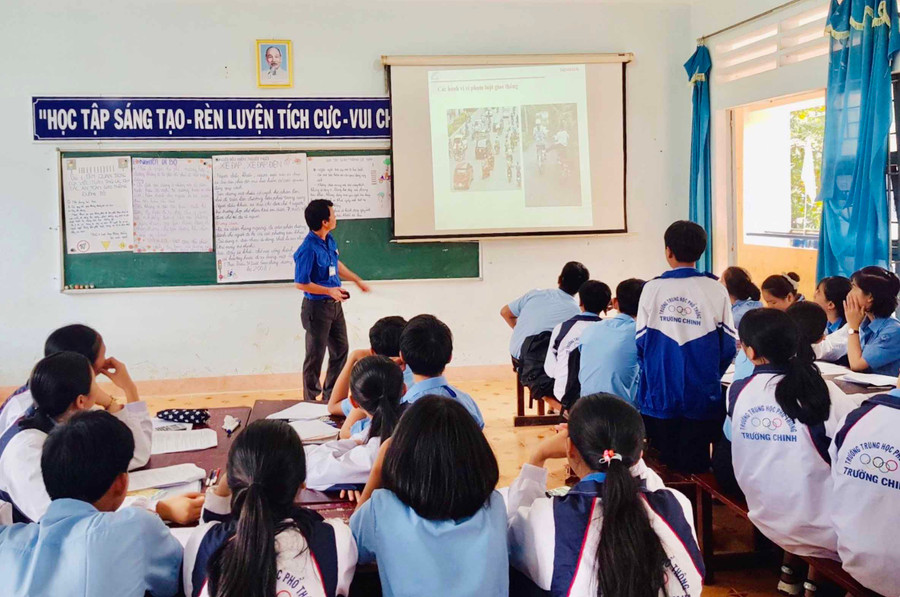 Giáo viên phụ trách tiết dạy chủ động tổ chức nhiều hình thức giảng dạy để truyền tải bài học tới học sinh một cách sinh động nhất. Ảnh Trần Dung