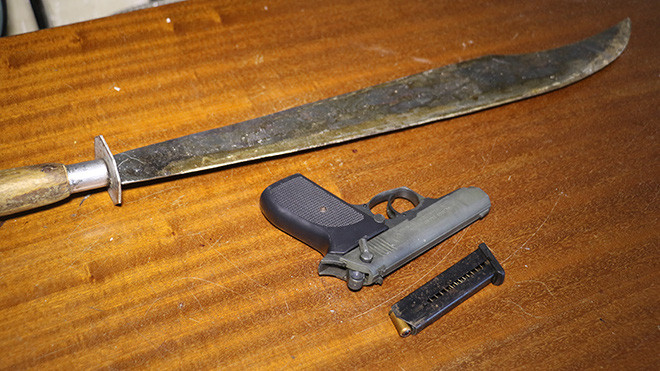 Công an thu giữ hung khí liên quan đến vụ hỗn chiến - Ảnh: Công an nhân dân Công an thu giữ hung khí liên quan đến vụ hỗn chiến - Ảnh: Công an nhân dân