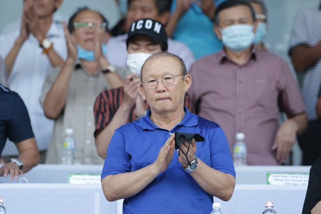 HLV Park Hang-seo dự khán trận CLB Bình Định gặp CLB Đà Nẵng ngày 19.3. Ảnh: NGỌC LINH