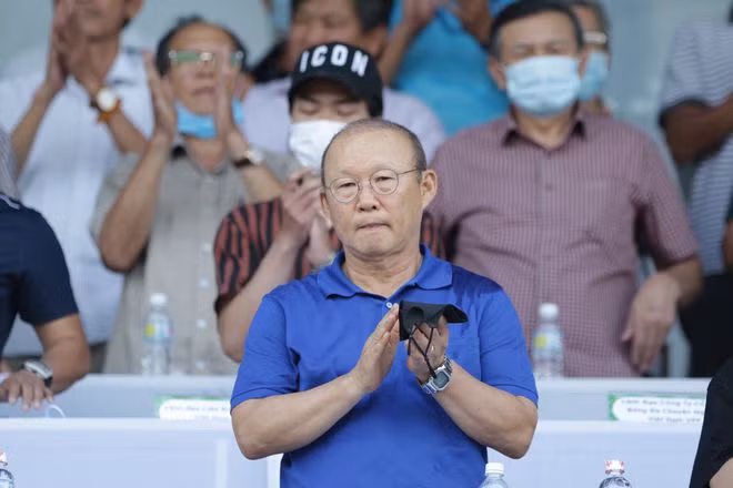 HLV Park Hang-seo dự khán trận CLB Bình Định gặp CLB Đà Nẵng ngày 19.3. Ảnh: NGỌC LINH