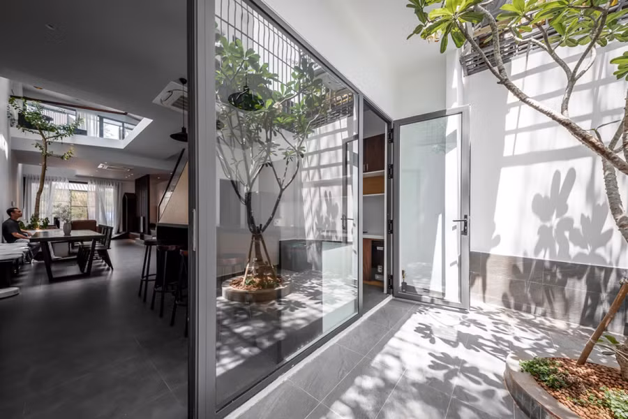 Nhờ sự liên thông của không gian và những vách kính lớn, tầm nhìn ở tầng 1 được mở rộng, xuyên suốt theo chiều sâu của ngôi nhà; dễ dàng quan sát và kết nối trong sinh hoạt.