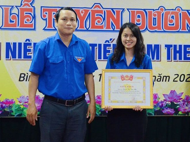 Bí thư Tỉnh đoàn Bình Định Hà Duy Trung trao giấy khen đạt danh hiệu 