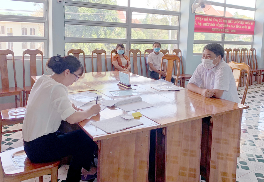 Công tác tiếp nhận hồ sơ ứng cử đại biểu HĐND ở các địa phương đã hoàn tất đúng quy trình, đảm bảo công khai, minh bạch. Ảnh: Phương Linh