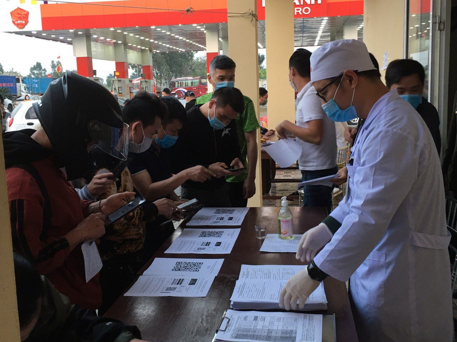 Hải Phòng triển khai việc khai báo y tế điện tử qua các chốt kiểm soát dịch Covid-19. Hải Phòng triển khai việc khai báo y tế điện tử qua các chốt kiểm soát dịch Covid-19.