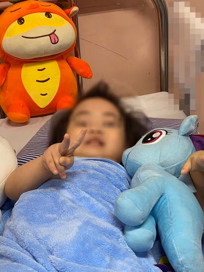 Bé gái rơi từ tầng 12A chung cư sẽ ra viện vào ngày mai, 5-3