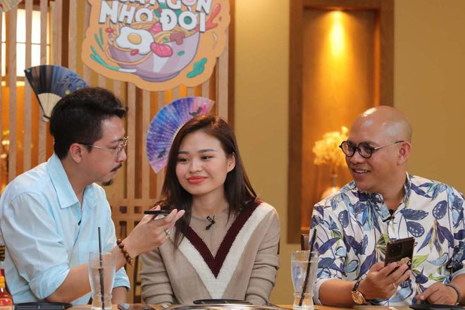 Lê Lộc bối rối khi Hứa Minh Đạt gọi điện thoại cho Tuấn Dũng. ẢNH: BTC