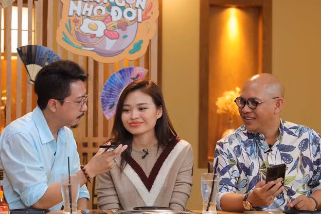 Lê Lộc bối rối khi Hứa Minh Đạt gọi điện thoại cho Tuấn Dũng. ẢNH: BTC