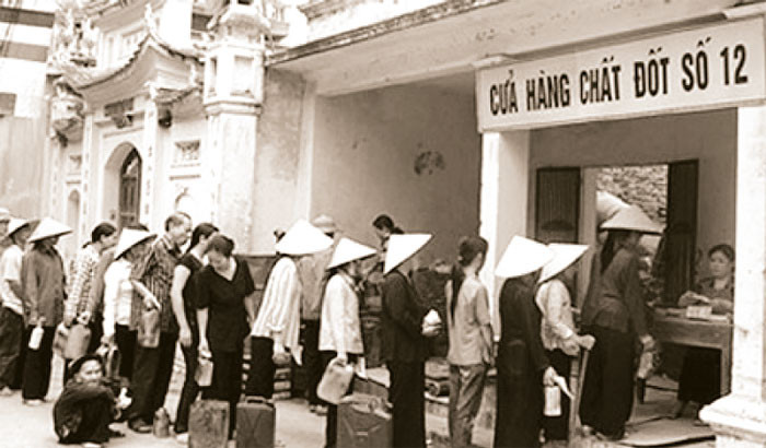  Xếp hàng mua chất đốt thời bao cấp (ảnh tư liệu).
