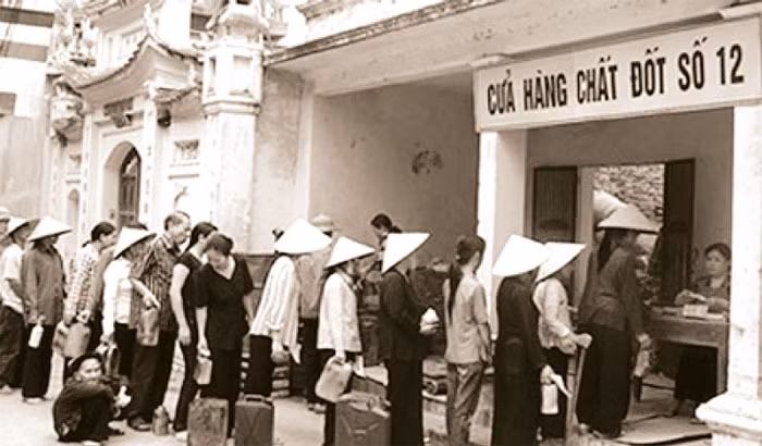  Xếp hàng mua chất đốt thời bao cấp (ảnh tư liệu).