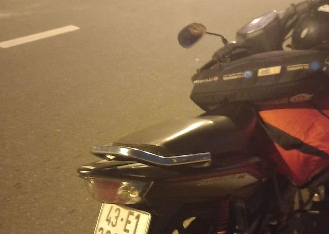  Xe máy anh S. bỏ lại trên cầu - ẢNH: VĂN TIẾN