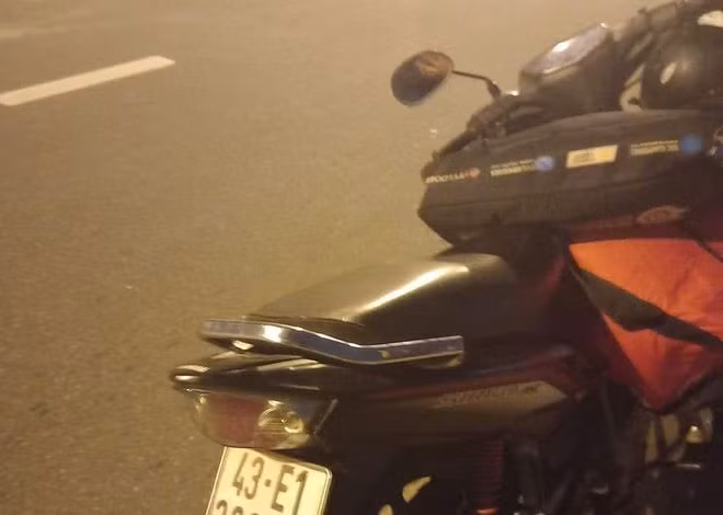  Xe máy anh S. bỏ lại trên cầu - ẢNH: VĂN TIẾN