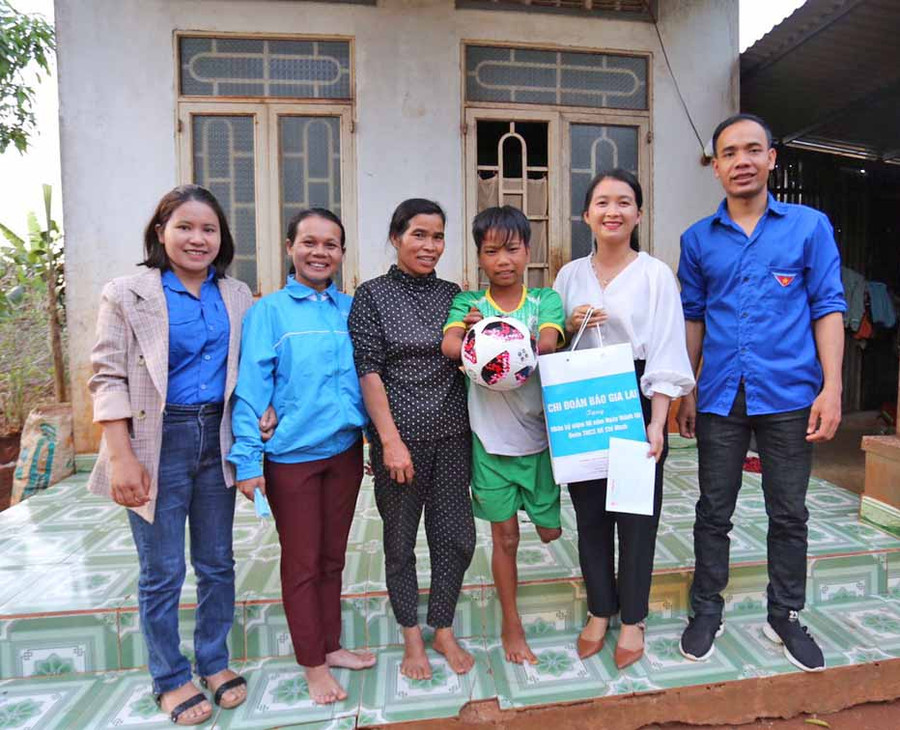 Quang cảnh buổi tặng quà.Ảnh-R.H (2)